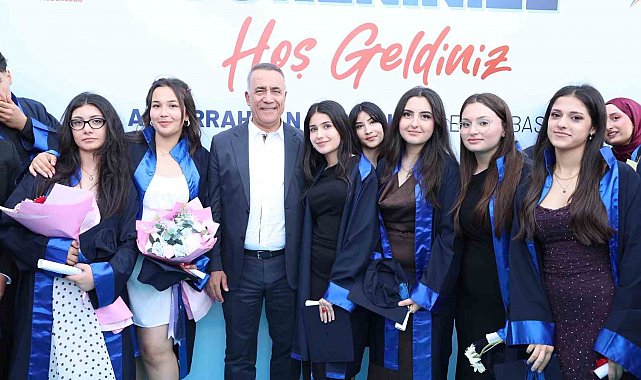 Sultangazi'de lise öğrencilerinin mezuniyeti coşkuyla kutlandı