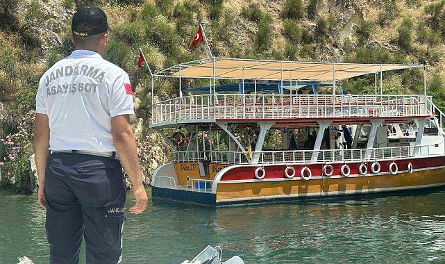 Sürüklenen teknedeki turistleri jandarma tahliye etti