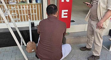 Tabelaya sıkışan yavru kediyi esnaf kurtardı