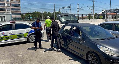 Taksiciler müşteri kılığına girdi, korsan taksiciyi yakalattı
