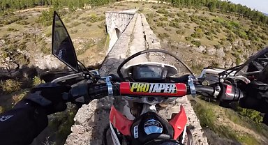 Tarihi su kemeri üzerinde tehlikeli motosiklet yolculuğu