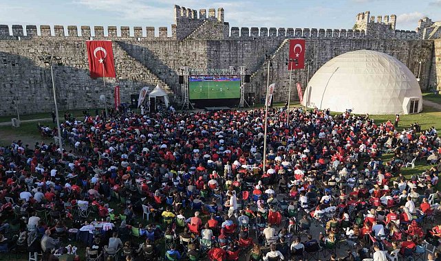 Tarihi Yedikule Hisarında milli takıma destek