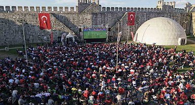 Tarihi Yedikule Hisarında milli takıma destek