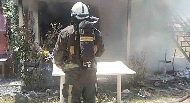 Tarladaki evde çıkan yangın itfaiye ekiplerince söndürüldü