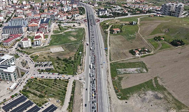 Tatil bitti, yoğunluk bitmedi: 43 ilin geçiş noktasında dönüş trafiği yaşandı