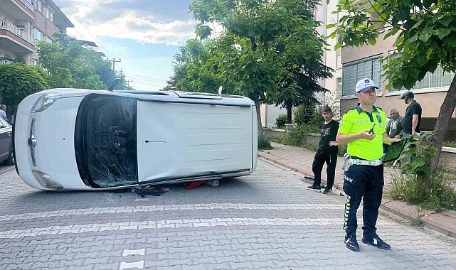 Tavşanlı'da otomobil yan yattı: 2 yaralı