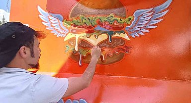 Tavşanlı'da yaşayan ressam karavanı sanat eserine dönüştürdü