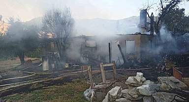 Tek katlı ev yangın sonrası harabeye döndü
