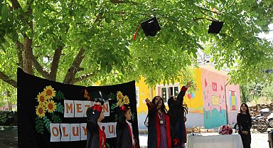 Tek öğretmenli okulun öğrencileri mezuniyet sevinci yaşadı
