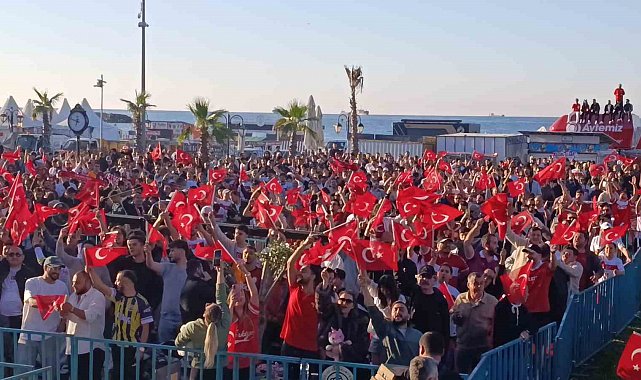 Tekirdağ'da milli coşku: Taraftarlar sahili doldurdu