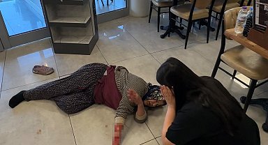 Tekmelere aldırmayan köpek kadının kolunu kopardı