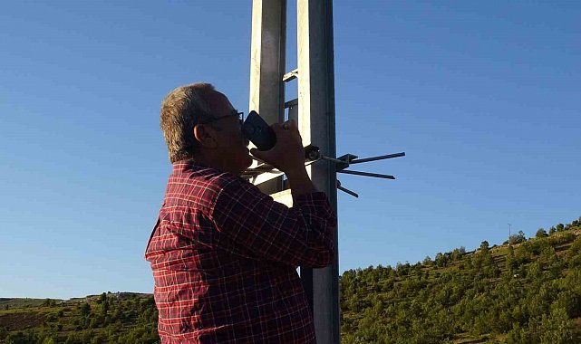 Telefon çekmeyen mezrada vatandaşlar elektrik direğine çıkıyor
