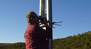 Telefon çekmeyen mezrada vatandaşlar elektrik direğine çıkıyor