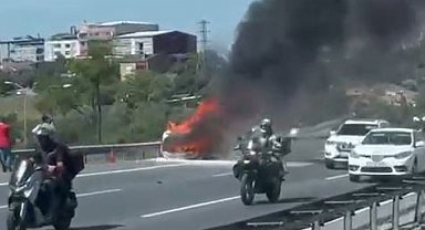 TEM Otoyolu'nda seyir halindeki aracın yanma anı kameraya yansıdı