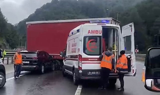 TEM Otoyolu'nda tırdan ayrılan dorseye otomobil çarptı: 2 yaralı