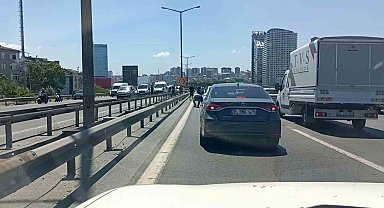 TEM'de para götüren motokurye düştü, yola saçılanları vatandaşlar topladı