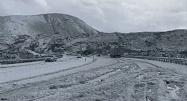 Tendürek Geçidi'nde dolu yağışı kışı aratmadı