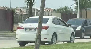 Ters şeritten giden otomobil, trafiği böyle kilitledi