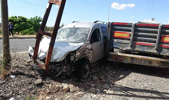 Ters yönden giden hafif ticari araç direğe çarptı: 1 yaralı