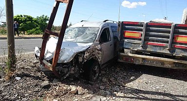 Ters yönden giden hafif ticari araç direğe çarptı: 1 yaralı