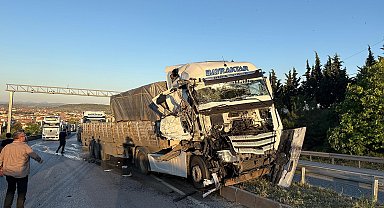 Tır başka bir tıra arkadan çarptı, yol trafiğe kapandı