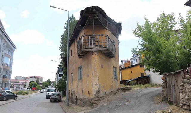 Titanik Sivas'a demir attı