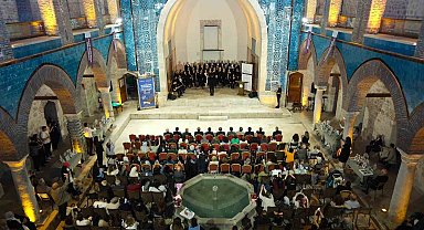 TOGÜ Tazelenme Üniversitesi'nde 60 yaş üstü öğrenciler kep attı