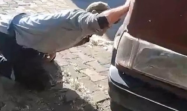 Tokat'ta aracın motor kısmına giren yılanı itfaiye ekipleri kürekle yakaladı