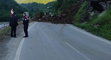 Trabzon-Bayburt karayolu heyelan nedeniyle ulaşıma kapandı