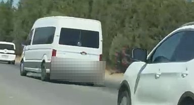 Trafiği tehlikeye düşüren minibüs sürücüsü sanal devriyeye takıldı