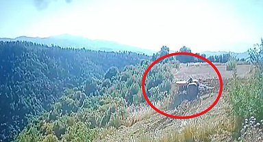 Traktör altında kalan çiftçinin hayatını kaybettiği kaza anı güvenlik kamerasında