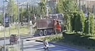 Tramvay ve kamyonun çarpıştığı kaza kamerada