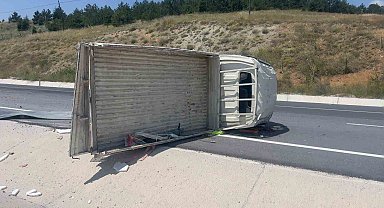 Tuğla yüklü kamyonet devrildi: 3 yaralı