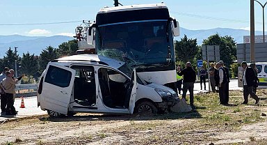 Tur otobüsü ile hafif ticari araç çarpıştı: Genç sürücü hayatını kaybetti