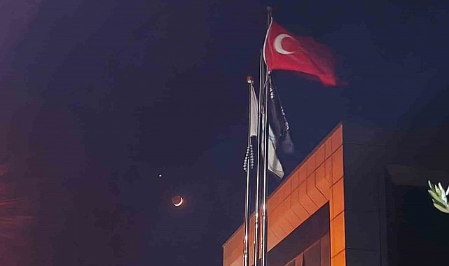 Türk bayrağı ile ay ve yıldız aynı karede