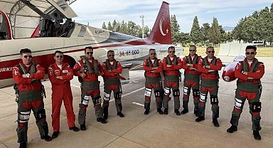 Türk Yıldızları ve SOLOTÜRK'ten İzmir semalarında nefes kesen prova