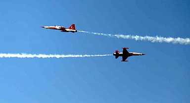 Türk Yıldızları'ndan göz kamaştıran prova uçuşu