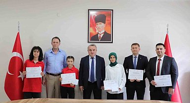 Türkiye derecesi elde eden öğrencilere başarı belgeleri verildi