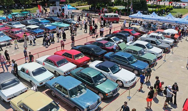 Tuzla'da nostalji rüzgarı: Klasik otomobiller sahilde buluştu