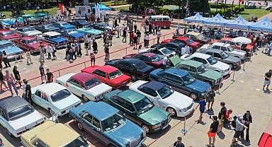 Tuzla'da nostalji rüzgarı: Klasik otomobiller sahilde buluştu