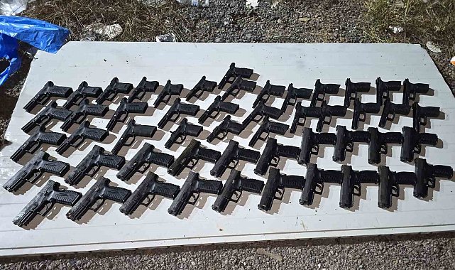 Tuzla'da toprağa gömülü kompresör tankında 20 silah ele geçirildi