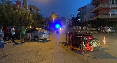 Üç tekerli elektrikli motosiklet otomobille çarpıştı: 4 yaralı