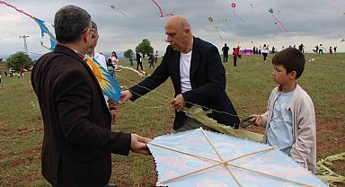 Uçurtması kopunca ağlayan çocuk için yöneticiler seferber oldu