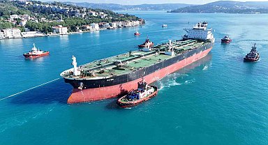 Ukrayna'nın vurduğu dev tanker İstanbul Boğazı'ndan geçirildi