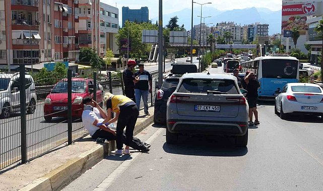 Üst geçitte 4 araç birbirine girdi: 1 yaralı