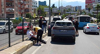 Üst geçitte 4 araç birbirine girdi: 1 yaralı