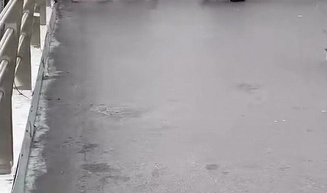 Üst geçitte hemcinsini darp etti: O anlar kamerada