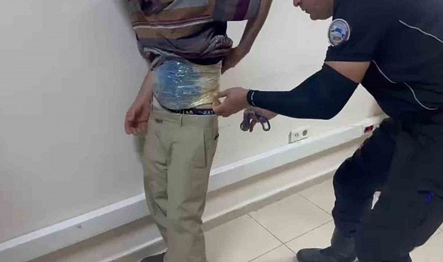 Uyuşturucuyu bantla beline ve bacaklarına saran zehir taciri hayrete düşürdü