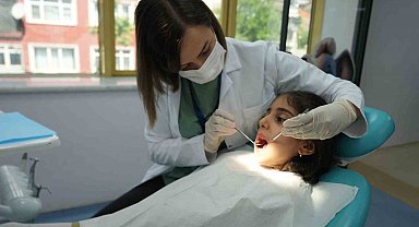 Uzmanından uyarı: "Nasıl olsa düşecek" denilen süt dişleri okul başarısını etkiliyor