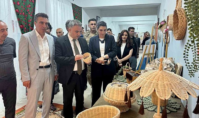Üzümlü'de Halk Eğitim kursiyerlerinin el emeği eserleri sergilendi